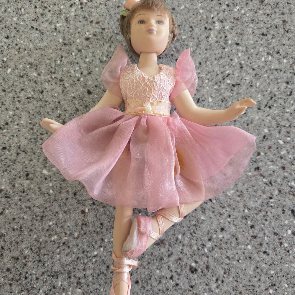 BALLERINA DOLL PORCELAIN BRUNETTE  7 ½” HIGH PINK TUTU & SLIPPERS EN POINTE POSE
